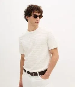 A camiseta masculina perfeita muda o seu look! Modelos dos básicos às tendências para renovar seu guarda-roupa.