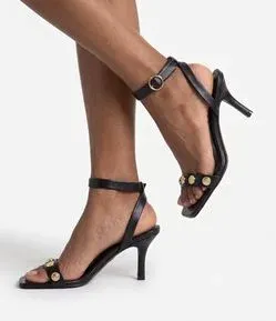 É temporada de sandálias e sapatilha! Complete seus looks com os modelos mais desejados do momento.