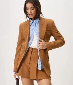 Seu office look merece destaque! Aposte em blazers, coletes e peças de alfaiataria que unem elegância e versatilidade em todas as estações.
